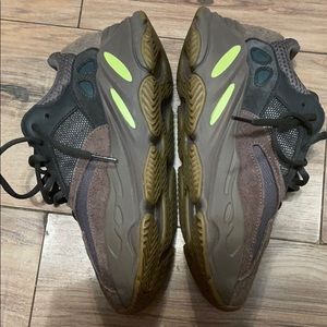 YEEZY 700 mauve size 6y or 7.5w